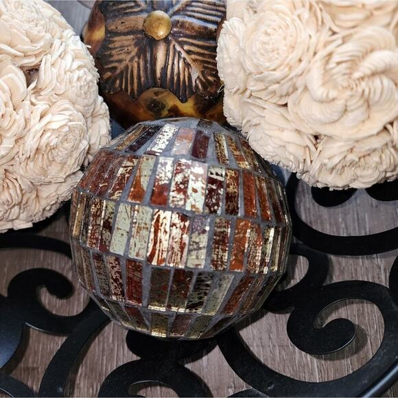 Decorative bowl with ornaments rosettes and‎ glass balls neutral tones - Picture 3 of 9